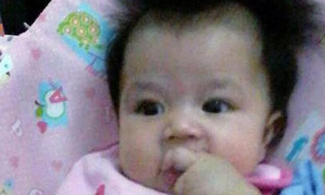 Bố vừa dùng điện thoại vừa cho con bú bình, bé gái 3 tháng tuổi chết thảm vì sặc sữa - Ảnh 2.