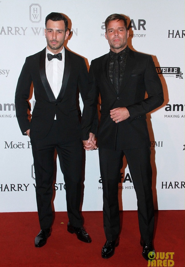 Ricky Martin công khai nắm tay bạn trai mới trên thảm đỏ - Ảnh 1.