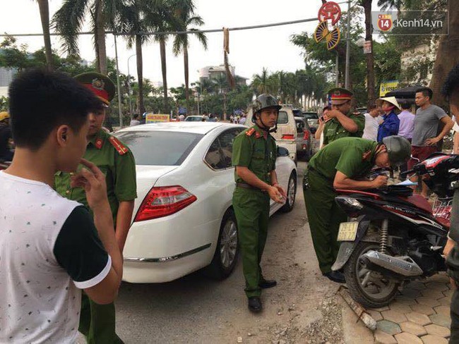 Hà Nội: Thanh sắt từ trên trời rơi xuống trúng ô tô, người phụ nữ tháo chạy ra ngoài - Ảnh 3.