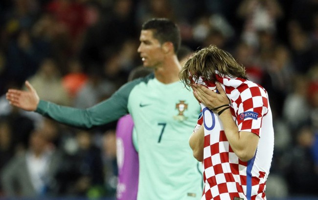 Luka Modric khóc nức nở trên vai của Ronaldo - Ảnh 1.