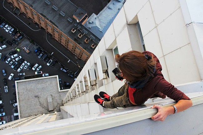 Những pha chụp ảnh thách thức tử thần từ nhà cao tầng của cô gái người Nga - Ảnh 8.
