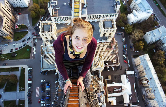 Những pha chụp ảnh thách thức tử thần từ nhà cao tầng của cô gái người Nga - Ảnh 11.