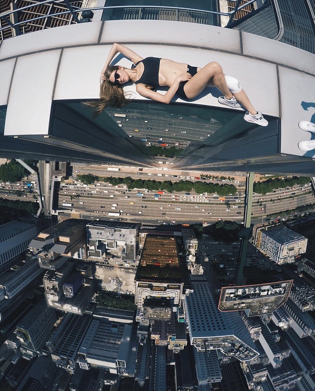 Những pha chụp ảnh thách thức tử thần từ nhà cao tầng của cô gái người Nga - Ảnh 4.