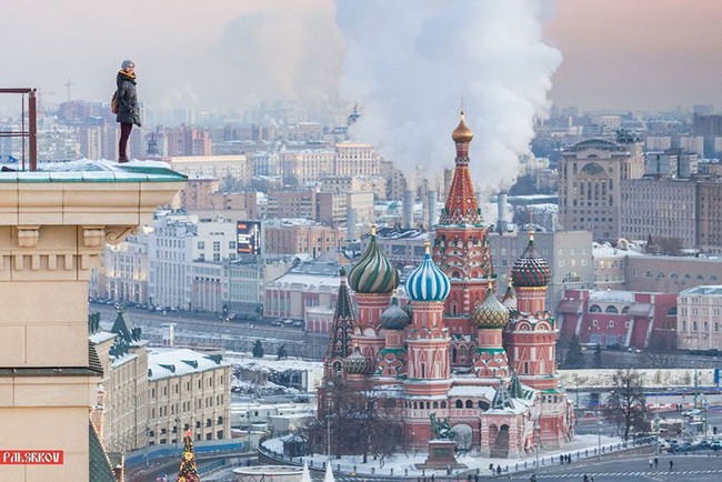 Những pha chụp ảnh thách thức tử thần từ nhà cao tầng của cô gái người Nga - Ảnh 12.