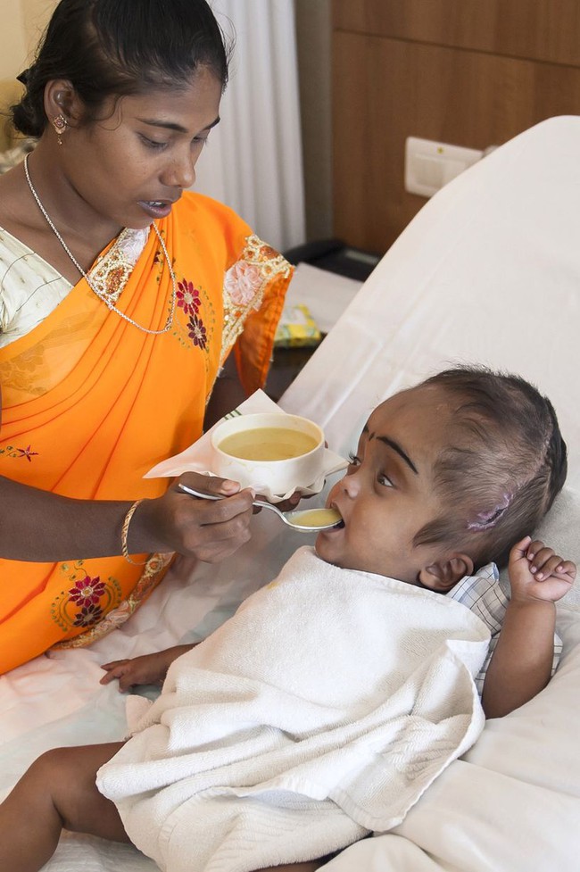 C&ocirc; b&eacute; người ngo&agrave;i h&agrave;nh tinh được t&igrave;m thấy trong ng&ocirc;i l&agrave;ng ngh&egrave;o kh&oacute;, 3 năm sau em đ&atilde; thay đổi thần kỳ - Ảnh 3.