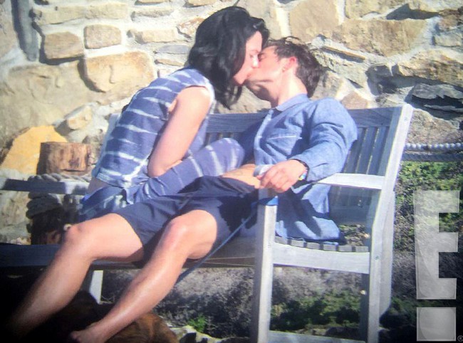 Katy Perry kho&aacute;c tay Orlando Bloom t&igrave;nh tứ sau tin đồn sắp cưới - Ảnh 6.