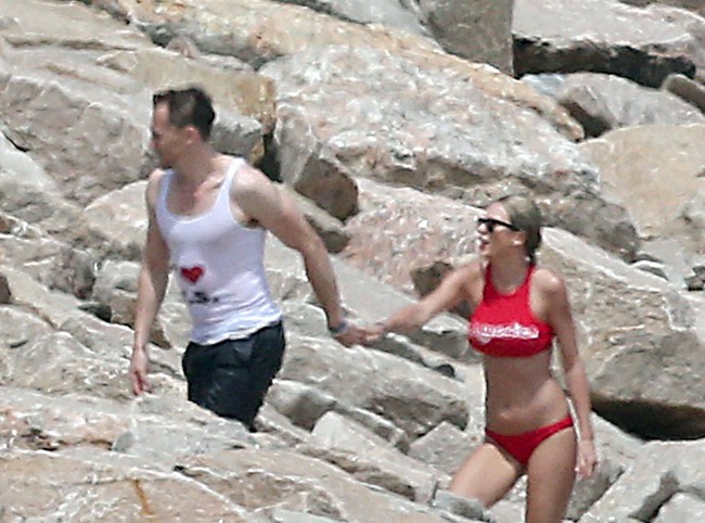 Taylor Swift v&agrave; Tom Hiddleston &ocirc;m nhau tắm biển mặc nghi vấn diễn kịch - Ảnh 2.