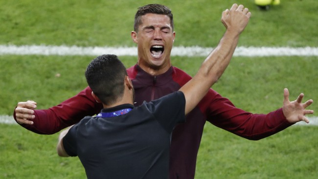 Ronaldo tiết lộ ngủ cùng 3 người đẹp tóc vàng trước trận CK Euro 2016 - Ảnh 1.