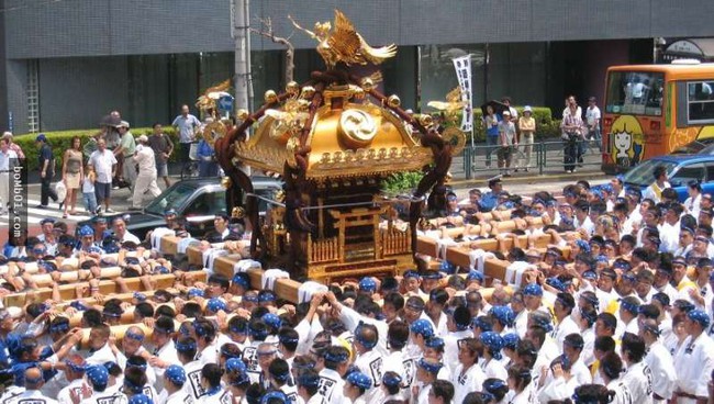 Hình ảnh gây sốc của những người khiêng kiệu tại các lễ hội ở Nhật Bản - Ảnh 1.