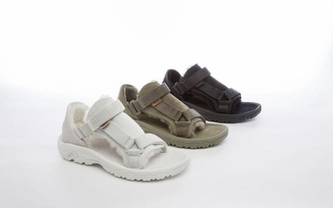Kh&ocirc;ng li&ecirc;n quan nhưng đ&acirc;y đ&uacute;ng l&agrave; thảm họa sandal xấu nhất thế giới - Ảnh 4.