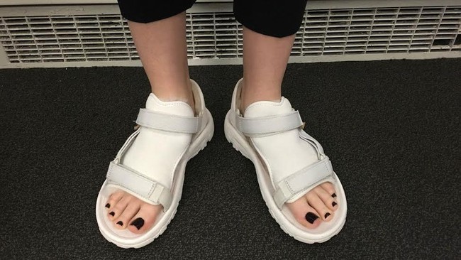 Kh&ocirc;ng li&ecirc;n quan nhưng đ&acirc;y đ&uacute;ng l&agrave; thảm họa sandal xấu nhất thế giới - Ảnh 2.