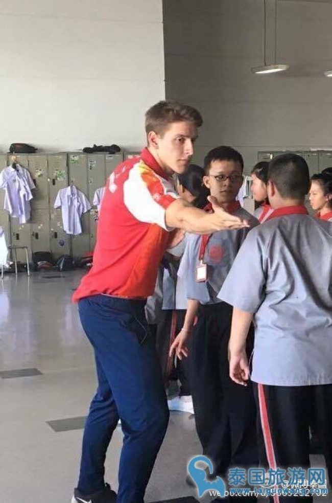 Thầy gi&aacute;o điển trai sẽ khiến bạn chẳng c&ograve;n c&oacute; thể gh&eacute;t nổi m&ocirc;n Thể dục nếu được học c&ugrave;ng - Ảnh 4.