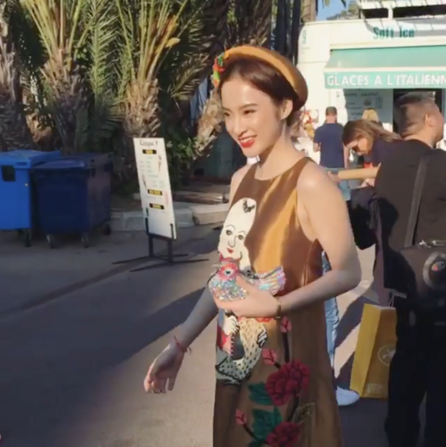 Angela Phương Trinh tại Cannes: Lần đầu xuất hiện l&agrave; thả d&aacute;ng với trang phục th&ecirc;u tranh Đ&ocirc;ng Hồ - Ảnh 3.
