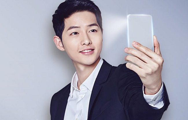 Chiêm ngưỡng smartphone hai màn hình cảm ứng trong suốt siêu độc của Đại Uý Song Joong Ki - Ảnh 4.