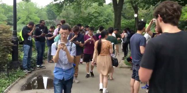 500 anh em đánh chiếm Công viên trung tâm New York để chơi Pokémon GO! - Ảnh 1.