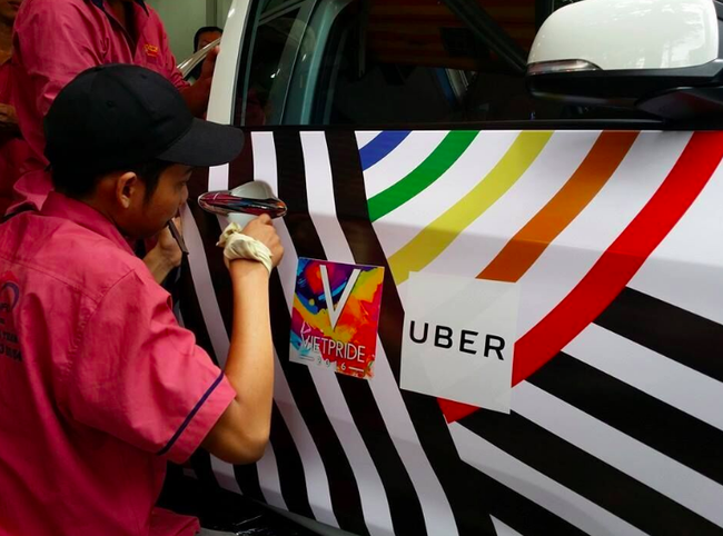 Những chiếc taxi treo cờ lục sắc để hưởng ứng ngày hội Viet Pride ở Sài Gòn - Ảnh 8.