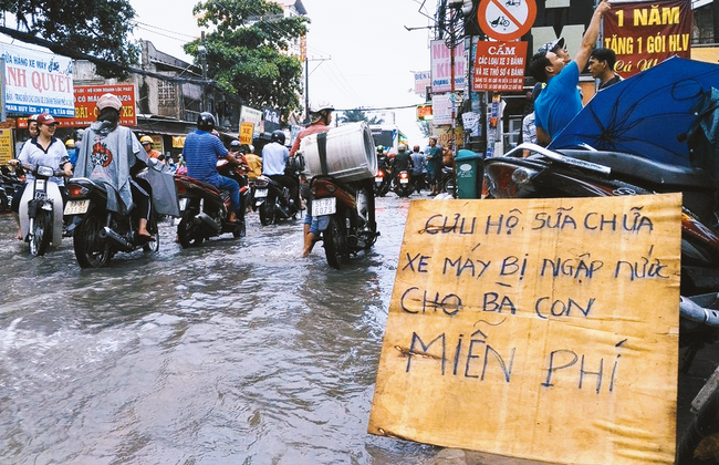 Chuyện đẹp mùa nước ngập Sài Gòn: 3 anh em nhận sửa xe máy miễn phí cho bà con - Ảnh 2.
