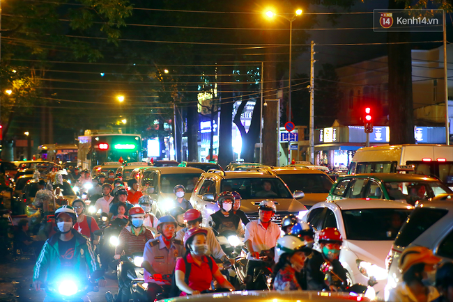Chưa đến Noel nhưng các ngả đường ở Trung tâm Sài Gòn đã kẹt xe đến nghẹt thở - Ảnh 13.