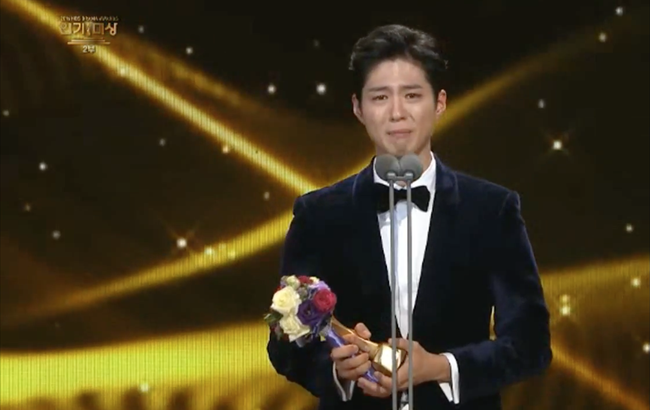 Song Joong Ki bật khóc khi thấy Park Bo Gum giành giải tại KBS Drama Awards - Ảnh 1.