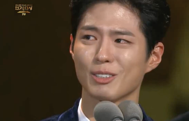 Song Joong Ki bật khóc khi thấy Park Bo Gum giành giải tại KBS Drama Awards - Ảnh 3.