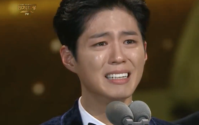 Song Joong Ki bật khóc khi thấy Park Bo Gum giành giải tại KBS Drama Awards - Ảnh 5.