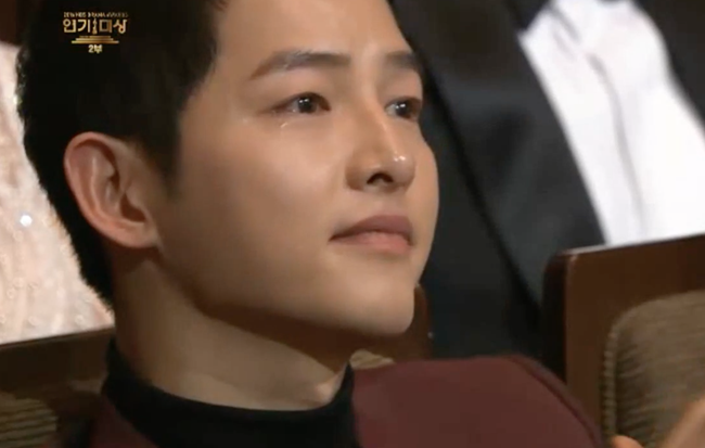 Song Joong Ki bật khóc khi thấy Park Bo Gum giành giải tại KBS Drama Awards - Ảnh 6.