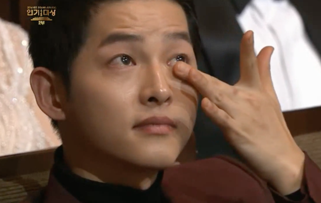 Song Joong Ki bật khóc khi thấy Park Bo Gum giành giải tại KBS Drama Awards - Ảnh 7.