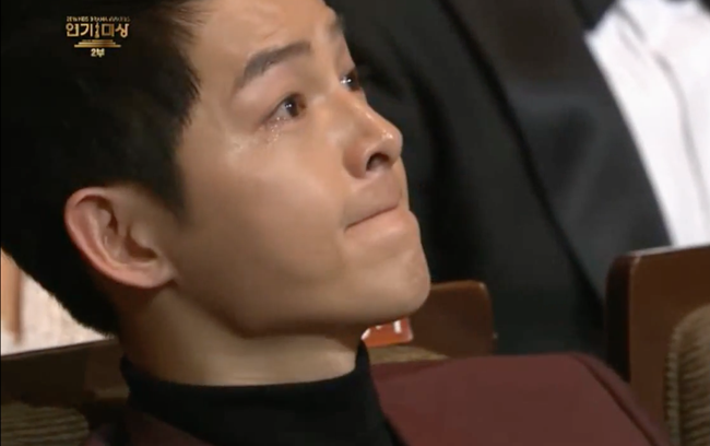 Song Joong Ki bật khóc khi thấy Park Bo Gum giành giải tại KBS Drama Awards - Ảnh 8.