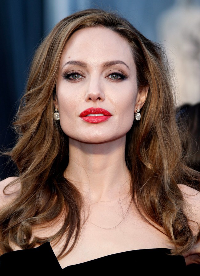 Angelina Jolie ngoại tình với đại gia có vợ trước khi ly hôn với Brad Pitt? - Ảnh 1.