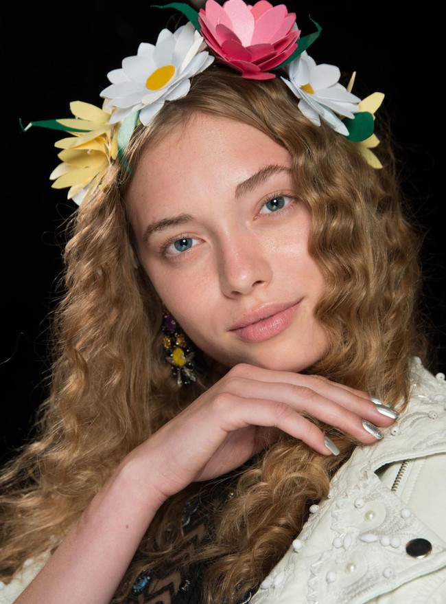 Cứ selfie nhiều v&agrave;o, bởi Snapchat Filter đ&atilde; th&agrave;nh trend l&agrave;m đẹp tại NYFW rồi đấy! - Ảnh 6.