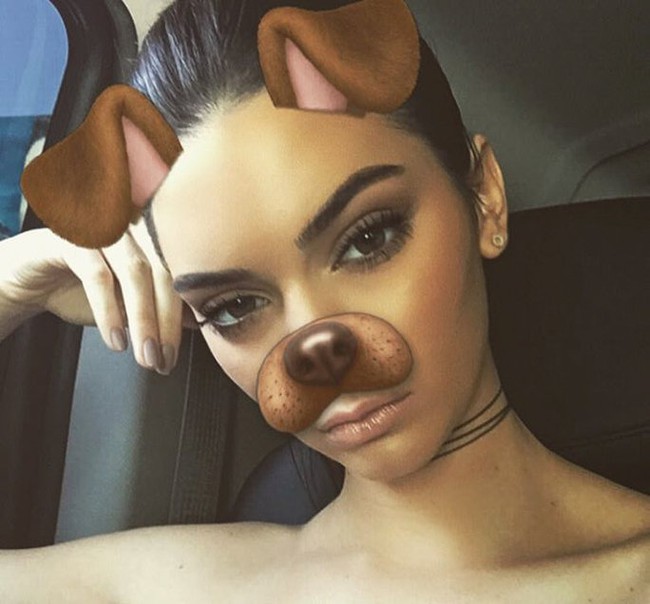 Cứ selfie nhiều v&agrave;o, bởi Snapchat Filter đ&atilde; th&agrave;nh trend l&agrave;m đẹp tại NYFW rồi đấy! - Ảnh 5.