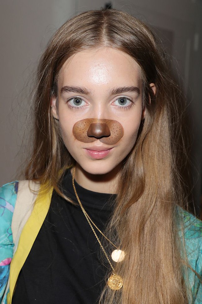 Cứ selfie nhiều v&agrave;o, bởi Snapchat Filter đ&atilde; th&agrave;nh trend l&agrave;m đẹp tại NYFW rồi đấy! - Ảnh 3.