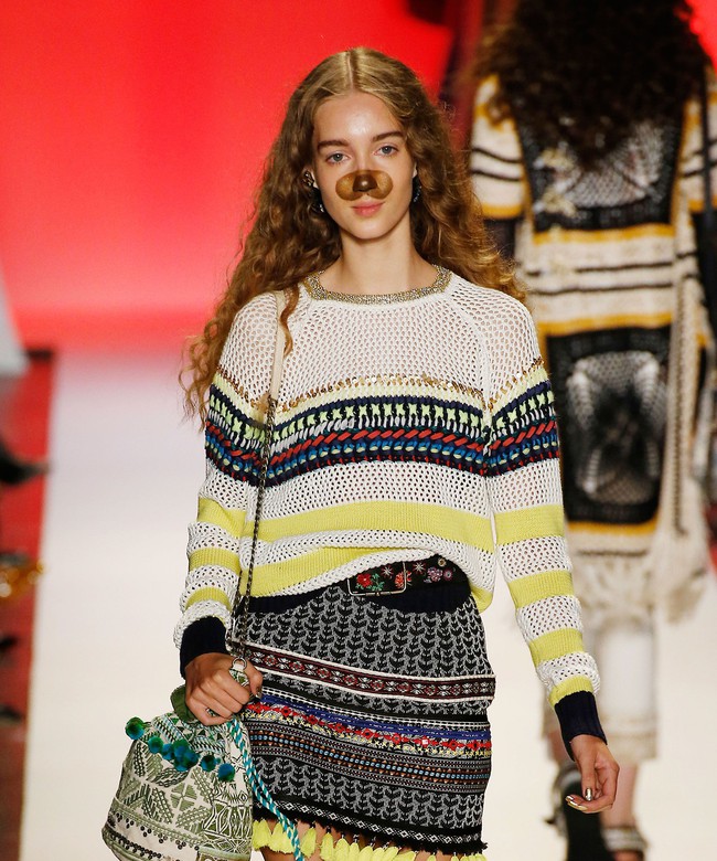 Cứ selfie nhiều v&agrave;o, bởi Snapchat Filter đ&atilde; th&agrave;nh trend l&agrave;m đẹp tại NYFW rồi đấy! - Ảnh 4.