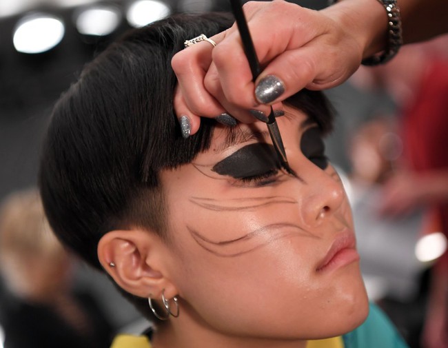 Cứ selfie nhiều v&agrave;o, bởi Snapchat Filter đ&atilde; th&agrave;nh trend l&agrave;m đẹp tại NYFW rồi đấy! - Ảnh 10.