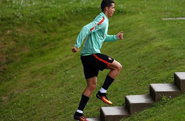 Bale, gã trai quê đã sẵn sàng lật đổ ông hoàng Ronaldo - Ảnh 4.