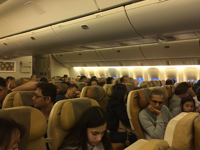 M&aacute;y bay Singapore bốc ch&aacute;y ng&ugrave;n ngụt khi hạ c&aacute;nh khẩn cấp ở s&acirc;n bay Changi - Ảnh 5.