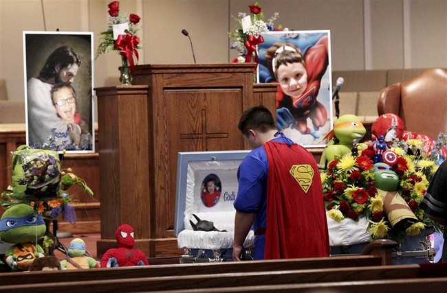Để tưởng nhớ cậu bé thiệt mạng trong vụ bắn súng, tất cả những người đến dự đều mặc trang phục siêu anh hùng - Ảnh 1.