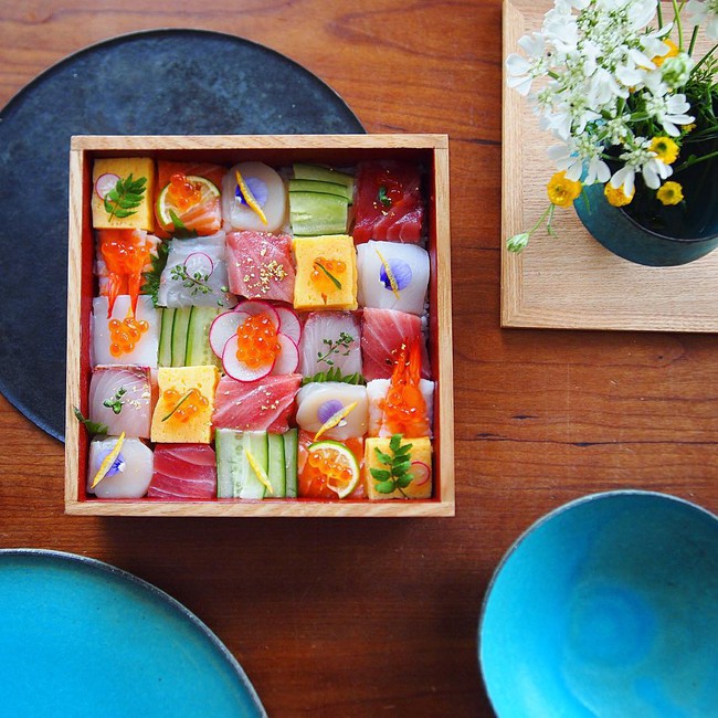 Sushi miếng xưa rồi, bây giờ người Nhật chuyển qua ăn sushi xếp hình đẹp như tranh cơ - Ảnh 1.