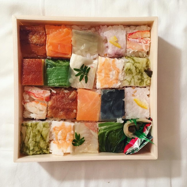 Sushi miếng xưa rồi, bây giờ người Nhật chuyển qua ăn sushi xếp hình đẹp như tranh cơ - Ảnh 3.