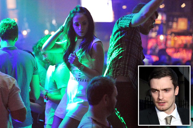 Bạn g&aacute;i cũ nhảy nh&oacute;t c&ugrave;ng trai lạ trong khi kẻ đồi bại Adam Johnson b&oacute;c lịch trong t&ugrave; - Ảnh 1.