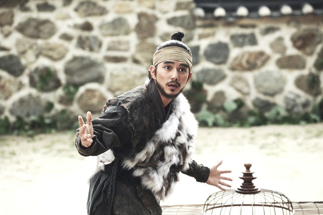 Lần đầu đ&oacute;ng h&agrave;i, Yoo Seung Ho nhập vai huyền thoại lừa đảo c&oacute; thật xứ H&agrave;n - Ảnh 3.