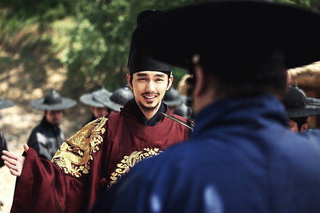 Lần đầu đ&oacute;ng h&agrave;i, Yoo Seung Ho nhập vai huyền thoại lừa đảo c&oacute; thật xứ H&agrave;n - Ảnh 1.