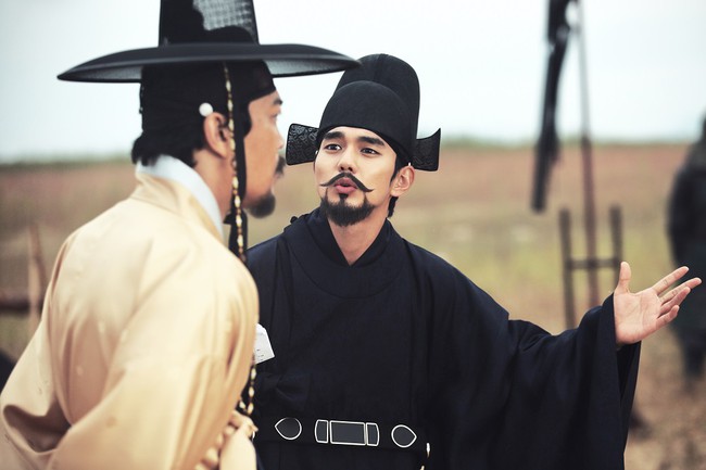 Lần đầu đ&oacute;ng h&agrave;i, Yoo Seung Ho nhập vai huyền thoại lừa đảo c&oacute; thật xứ H&agrave;n - Ảnh 4.
