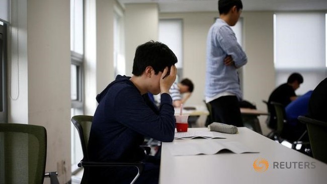 Cả Hàn Quốc bật chế độ im lặng trong kỳ thi đại học - Ảnh 1.
