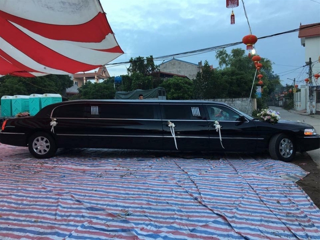 X&ocirc;n xao đ&aacute;m cưới 10 tỷ ở Hưng Y&ecirc;n với xe hoa khủng v&agrave; kh&aacute;ch mời to&agrave;n người nổi tiếng. - Ảnh 1.