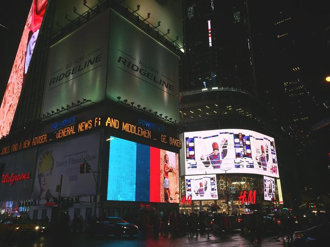 Ảnh Suboi tràn ngập Quảng trường Thời đại - New York, dân tình bắt đầu xếp hàng mua H&M x Kenzo - Ảnh 1.