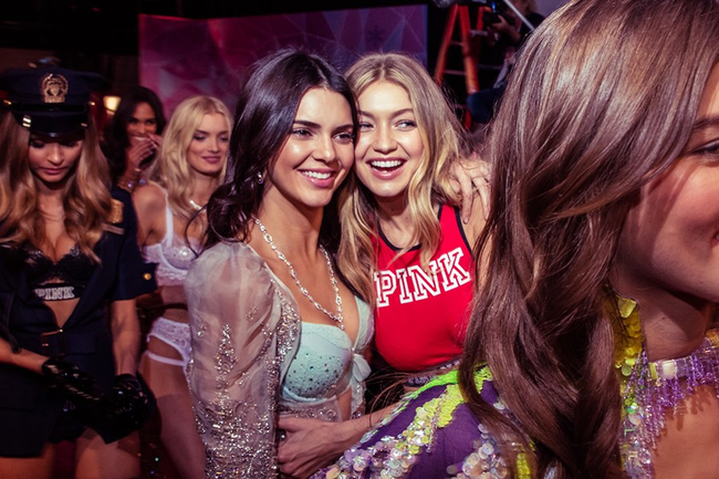 Taylor Swift v&agrave; loạt sao hot nhất Hollywood rộn r&agrave;ng mừng sinh nhật Gigi Hadid - Ảnh 7.
