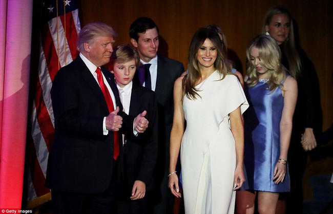 Chùm ảnh: Donald Trump cùng gia đình xuất hiện lần đầu tiên với tư cách Tổng Thống Mỹ - Ảnh 15.