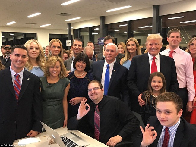 Chùm ảnh: Donald Trump cùng gia đình xuất hiện lần đầu tiên với tư cách Tổng Thống Mỹ - Ảnh 25.