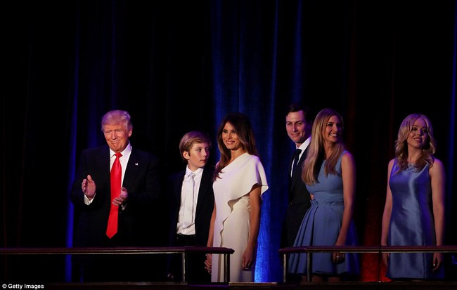 Chùm ảnh: Donald Trump cùng gia đình xuất hiện lần đầu tiên với tư cách Tổng Thống Mỹ - Ảnh 3.